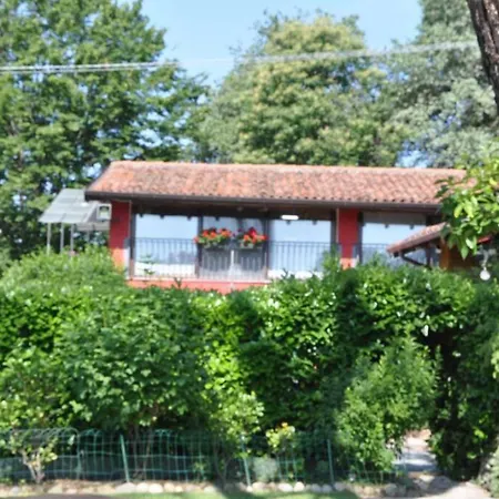 Сasa de vacaciones La Casa Rossa Nel Bosco Cantù