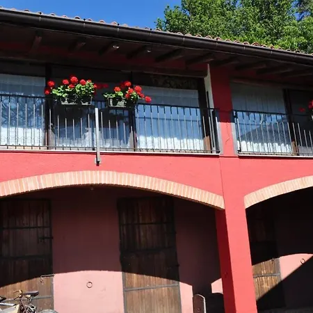 La Casa Rossa Nel Bosco