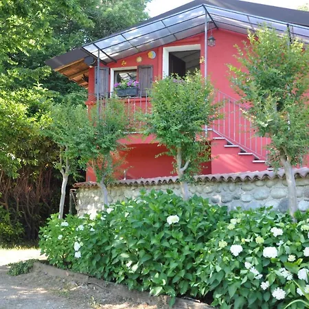 La Casa Rossa Nel Bosco Сasa de vacaciones
